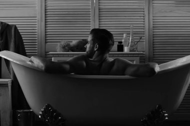 Maçonun arkası romantik bir ışıkla banyo yapıyor.