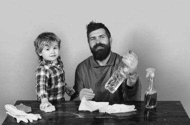 Mavi arka plan oğul ve baba birlikte uçlarını temizleme.