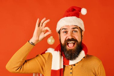 Kış tatili ve dekor konsepti. Noel Baba altın topu tutuyor.