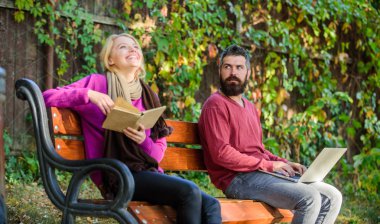 Bilgileri kaynak kavramı. Çift eğlence okuma harcamak. Kitap ve dizüstü bilgisayar arama bilgi ile bir çift gördüm. Dijital yaklaşım yanı sıra kitap kullanın. Erkek ve kadın farklı bilgi depolama kullanın