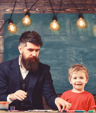 Baba ve çocuk sanat sınıfında eğleniyor. Baba ve oğul birlikte boyama