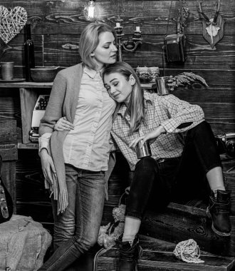 Arkadaşlar duygulu akşam, iç arka plan geçirmek. Arkadaşlar hugs süre var duygulu konuşma. Kızlar rahat yüzleri metalik kupalar tutun, coziness içecekler tadını çıkarın. Destek ve sempati kavramı