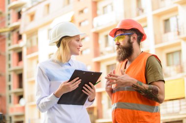 İnşaat sektöründe. Başarılı bir anlaşma kavramı. Foreman'ın inşaat malzemeleri tedarik kurdu. Uzman ve Oluşturucu İnşaat malzemeleri tedarik hakkında iletişim kurmak. İnşaat malzemeleri satın alma