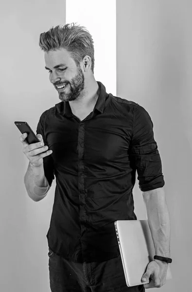 Avantages d'Internet mobile. Toujours en ligne. La couverture mobile permet d'être toujours en contact. Homme moderne gars élégant avec ordinateur portable et smartphone a toujours accès à Internet. Gadgets garder l'homme rester en ligne — Photo