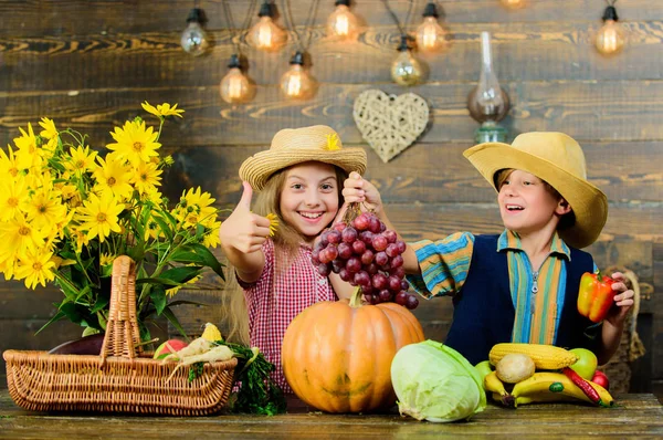 Ідея фестивалю осінь початкової школи. Осінній фестиваль урожаю. Діти грають у овочі з гарбузом. Дитячий хлопчик-дівчинка носить ковбойський капелюх-фермер святкує фестиваль врожаю. Святкувати осінні традиції — стокове фото