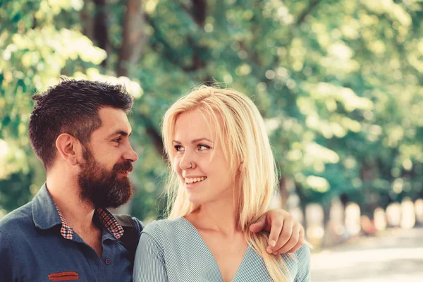 Mann umarmt glückliche blonde Freundin, legt Hand auf ihre Schulter. — Stockfoto