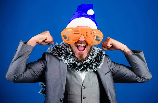 Organizadores de festas de Natal. O ouropel de homem pronto celebra o Ano Novo. Ideias corporativas do partido os funcionários vão adorar. Festa de Natal corporativa. homem barbudo hipster desgaste santa chapéu e engraçado óculos de sol — Fotografia de Stock