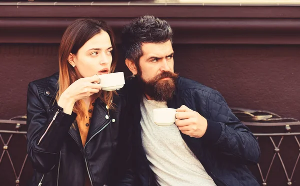 L'amour à la cafétéria urbaine concept. Couple dans les boissons amoureuses espresso — Photo