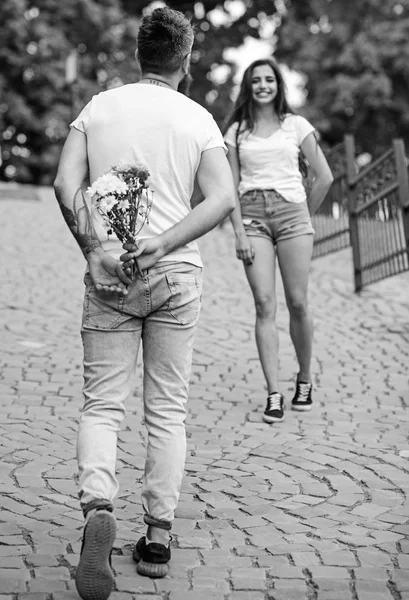 Messieurs, les bonnes manières. Réunion de couple pour l'arrière-plan du parc. Bouquet toujours bonne idée. Homme cache bouquet de fleurs derrière le dos tandis que fille d'attente rendez-vous romantique. Guy préparé bouquet surprise pour petite amie — Photo