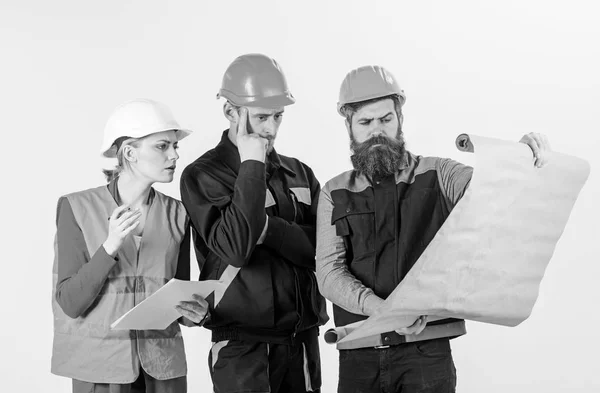 Equipo de constructor, ingeniero, arquitecto trabajo en proyecto . —  Fotos de Stock