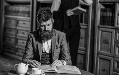 Erkek takım elbise, Genç Profesör veya dedektifler serbest zaman harcamak