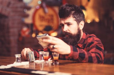 Sarhoş yüz sit bar sayacı, yalnız adam.