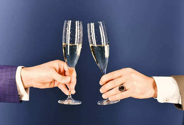 Conceito de festa de Natal corporativa. Empresários levantando brinde com champanhe — Fotografia de Stock