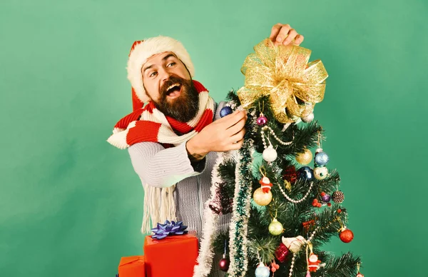 Mann mit Bart und trickreichem Lächeln verbeugt sich vor Baum — Stockfoto