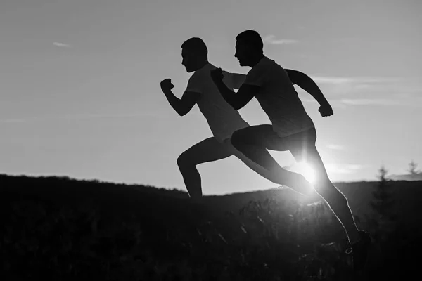 Ακολουθία των αρσενικών σιλουέτες running επάνω υπόβαθρο αυγή — Φωτογραφία Αρχείου