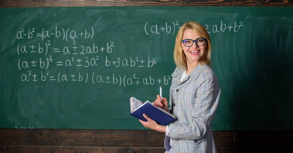 O ensino efetivo envolve a aquisição de conhecimentos relevantes. Mulher ensinando perto de quadro-negro na sala de aula. Qualidades que fazem bom professor. Ensino efetivo envolve priorização de conhecimentos e habilidades — Fotografia de Stock