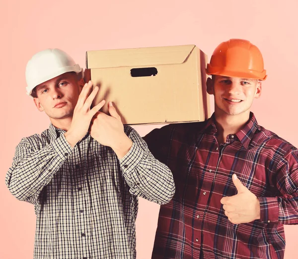 Concepto de entrega, almacén y embalaje. Hermanos gemelos — Foto de Stock