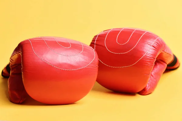 Par de guantes de boxeo uno al lado del otro — Foto de Stock