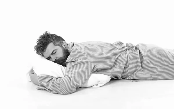 L'uomo con la faccia assonnata giace sul cuscino. — Foto Stock