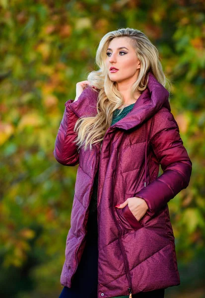 Flicka fashionabla blond promenad hösten park. Jackor alla borde ha. Hur plocka jacka. Puffer fashion-konceptet. Professionell stylist råd. Kvinnan bär extra volym jacka. Bästa puffer coat att köpa — Stockfoto