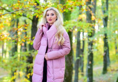 Ceketler herkesin olmalı. Kız moda sarışın parkta yürümek. Satın almak için en iyi kirpi kat. Nasıl rock yıldızı gibi kirpi ceket. Kirpi balığı moda kavramı. Kıyafet kanıtlamak kirpi ceket şık bakabilirsiniz