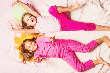 Gülümseyen yüzler ile Çocuk yalan ve ellerini kaldır