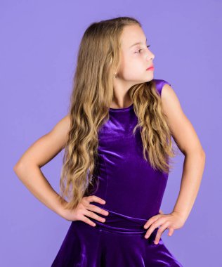 Kız çocuk mor kadife elbise giymek. Balo salonu dans için giyim. Çocuk moda elbise çok güzel görünüyor. Balo Salonu giyim moda kavramı. Çocuk dansçı konser kıyafeti ile memnun. Balo Salonu moda