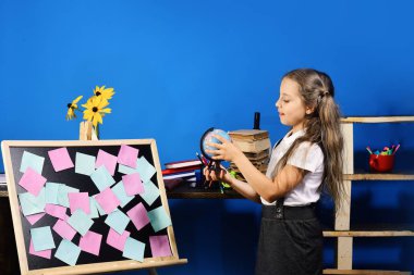 Blackboard ile renkli yapışkan notlar tarafından kız duruyor