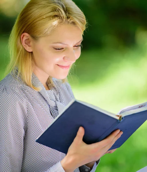 Relax tempo libero un concetto di hobby. Migliori libri di auto-aiuto per le donne. Libri che ogni ragazza dovrebbe leggere. Ragazza concentrata sit park leggere libro natura sfondo. Leggere libri ispiratori. Letteratura femminile — Foto Stock