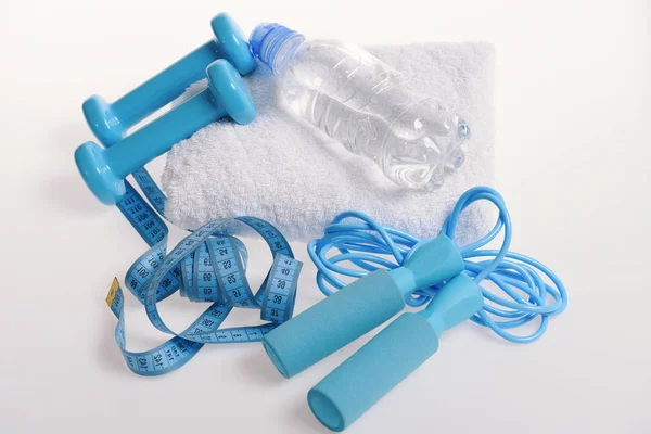 Symbole für Gesundheit und Fitness. Springseil, Wasserflasche, Hanteln — Stockfoto