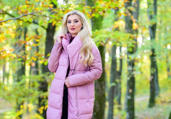 Jassen die iedereen zou moeten hebben. Meisje modieuze blonde wandeling in Park. Beste puffer jassen om te kopen. Hoe te rock puffer jas als ster. Puffer mode concept. Outfit bewijst puffer Coat kan er stijlvol uitzien — Stockfoto