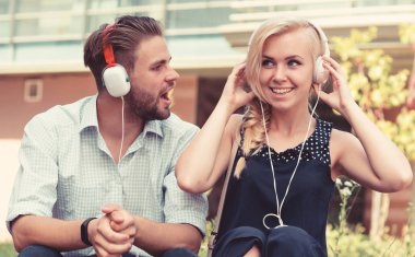 Kadın ve erkek açık havada müzik dinlemekten hoşlanırlar..