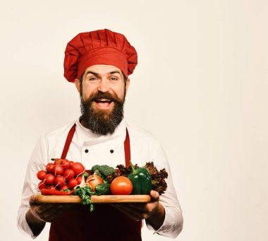 Beyaz arka planda sakallı bir adam.