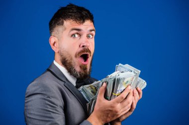 Nakit işlem işi. Mutlu adam, zengin zengin banknotların mavi arka planı vardır. Kolay nakit krediler. İş adamının nakit parası var. Piyango konsepti. Kolay ve çabuk para kazan.