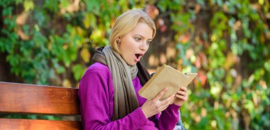 Sonbahar edebiyat top liste. Sonbahar sezonu için kitap listesi. Fikri hobi. Kız sit tezgah kitap Sonbahar Doğa arka plan ile rahatlatıcı. Bayan kitap kurdu sonbahar günü açık havada kitap okuyun. Kadın kitap okumak