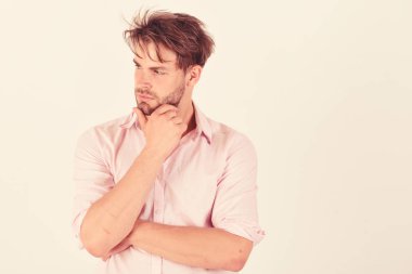 Beyaz arka plan üzerinde izole meraklı ve düşünceli yüzü olan adam