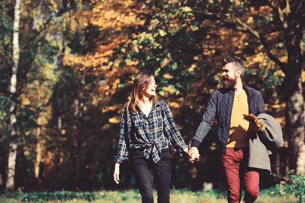 Szerelmes pár őszi parkban sétál. Kapcsolat és bukása — Stock Fotó