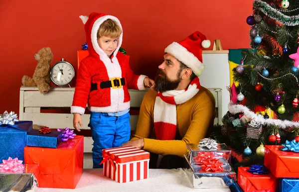 幸せな家族のクリスマス ツリーの背景に。サンタと少しのアシスタントは、プレゼントをアンパックします。クリスマスとお正月休み — ストック写真