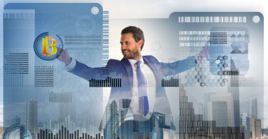 Bitcoin para yatırım stratejisi. Bitcoin ile çalışmaya başlayın. Bitcoin madencilik karlılık hesaplayın. İşadamı etkileşim dijital yüzey kripto para bitcoin. Dijital iş kripto para birimi