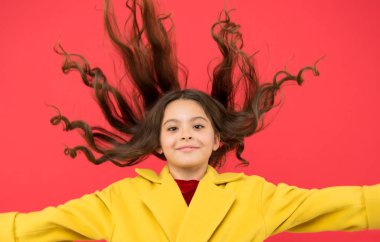 Çünkü onun saçını. Uzun saç moda. Moda saçları küçük kız. Şık uzun saçlı çocuk. Moda saç modeli ile küçük kız çocuğu. Kuaför salonu küçük çocuk. Moda bakmak