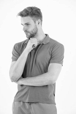 Formda kalmak konusunda ciddi. Adam sportif kıyafet ciddi ve eğitim, beyaz arka planı için motive görünüyor. Motive kalmak ve spor hedefe ulaşmak. Motivasyon tutmak spor şekil için ipucudur