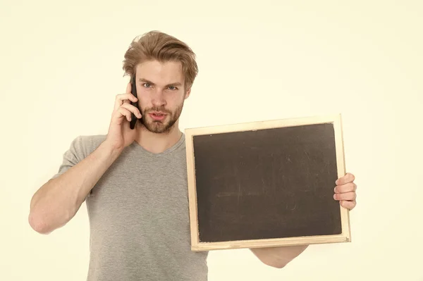 Homme avec smartphone et tableau noir — Photo