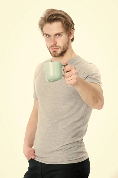 컵 커피 또는 홍차를 마시는 젊은 남자 — 스톡 사진