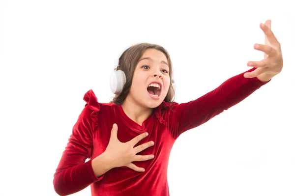 Profitant de sa musique préférée. Petite mélomane. Petite fille écouter et chanter de la musique. Le petit enfant porte un casque. Petite chanteuse émotionnelle. La musique est ma vie — Photo