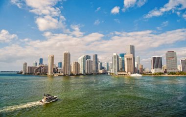 Miami gökdelenler mavi bulutlu gökyüzü, tekne yelken, havadan görünümü