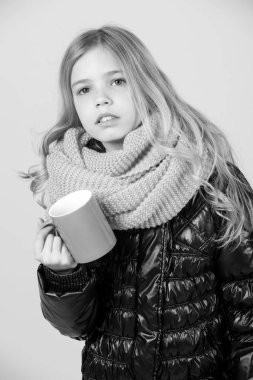 Çocuk tutun kupa siyah ceket ve pembe eşarp