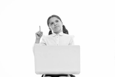 Harika bir fikir. Kız işi ya da laptopla oynamak beyaza izole edilmiş. Küçük çocuk bilgisayarla otururken ilham aldı. Siber pazartesi. Online eğitim. Sadece ilham geldi. Modern yaşam için yeni teknoloji, boşluğu kopyala