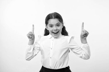 Küçük dahinin bir fikri var. Mutlu kız parmaklarını sarı arka planda tutar. Okula dönelim. İlhamla gülümseyen küçük çocuk. Harika bir fikir. Sadece ilham geldi. Kaygısız güzellik