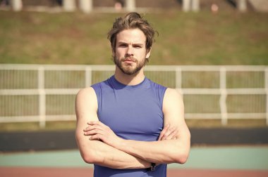 yakışıklı şık adam spor giyim, spor moda şık saçlı