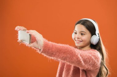 Ücretsiz dinle. Gençler için mobil uygulama. Kız çocuğu dinle müzik modern kulaklık ve selfie alarak smartphone. Müzik abone ücreti almak. Müzik konsepti tadını çıkarın. Dinle hak en iyi müzik apps